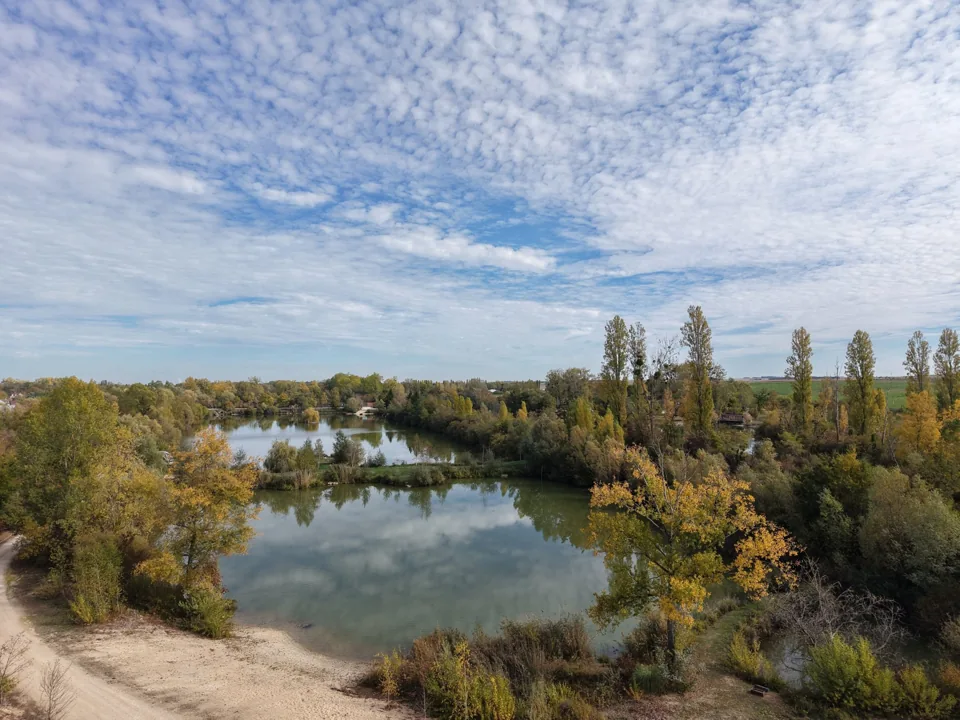L'étang La Roselière vu depuis sa plage, en automne.