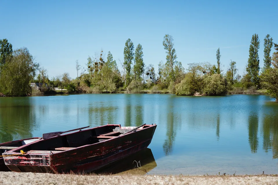 Une barque au bord de l'étang.