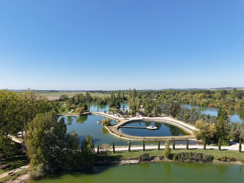 Lagon, face à la réception, avec le Bassin à côté.