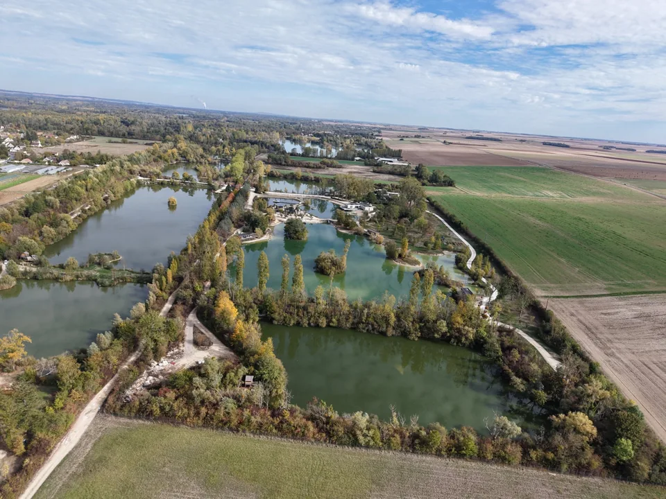 L'étang Sauvage au premier plan, avec le domaine en arrière-plan.