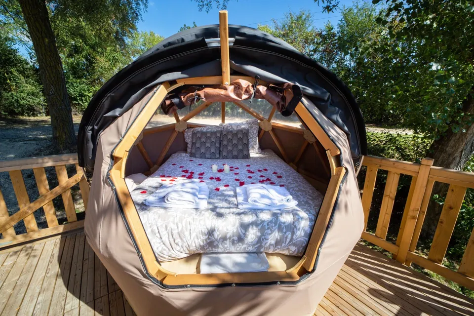Le lit double sous la voûte transparente.