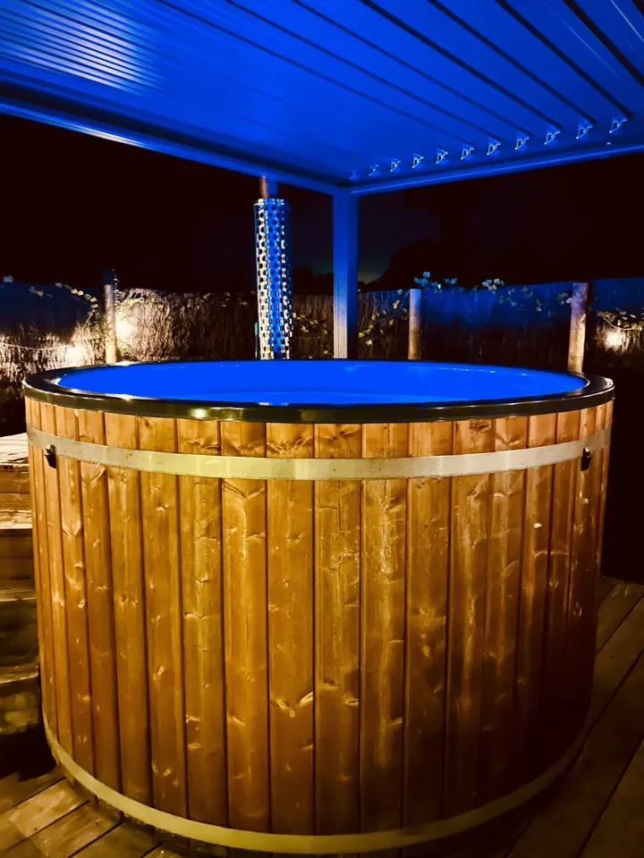 Le bain nordique privatif, à la tombée de la nuit.