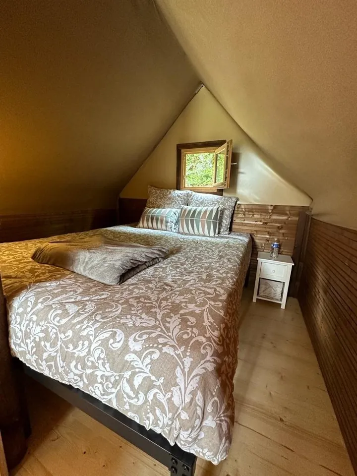 La chambre et son lit double, sous la charpente.