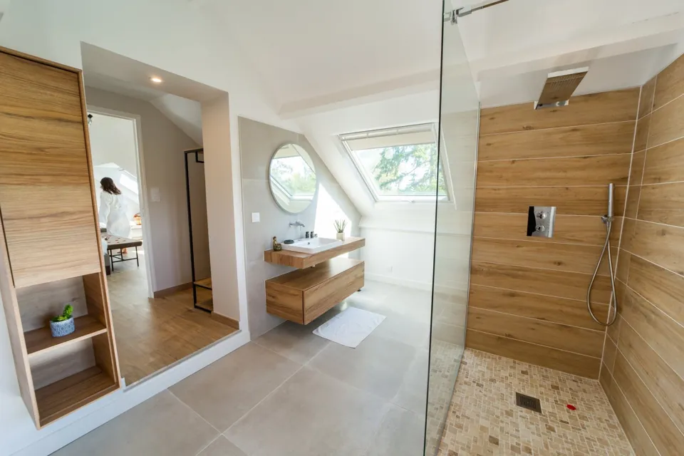 La vaste salle d'eau de la suite parentale.