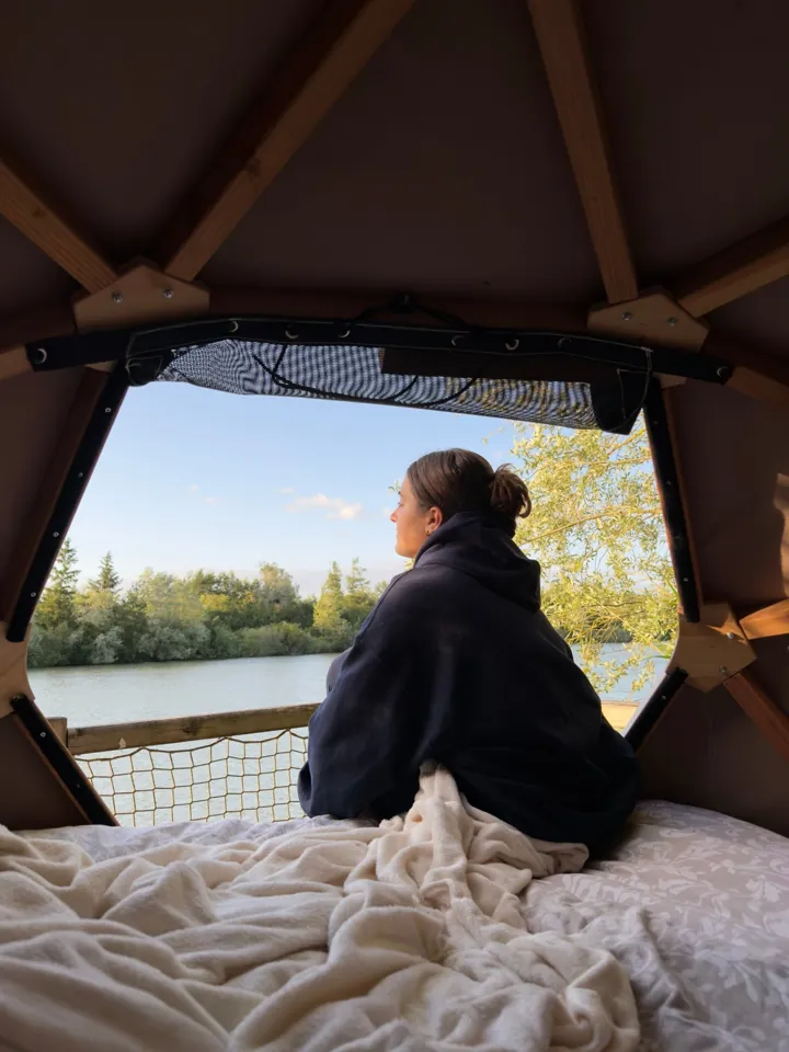 Depuis l'intérieur de la bulle, la vue sur l'étang.