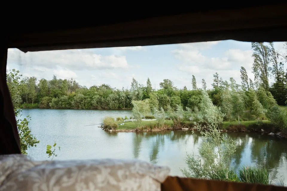 Depuis le lit, la vue panoramique sur l'étang.