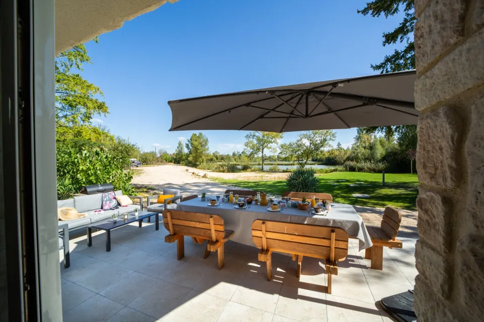 La terrasse sans vis-à-vis, avec vue sur l'étang.