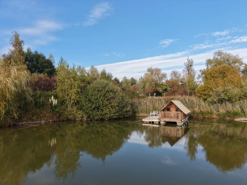 La Cabane sur l'eau et sa terrasse, face aux roseaux.