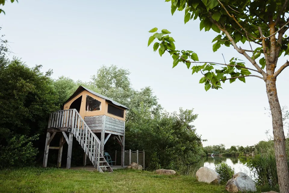 La Cabane sur pilotis, perchée au bord de l'étang.
