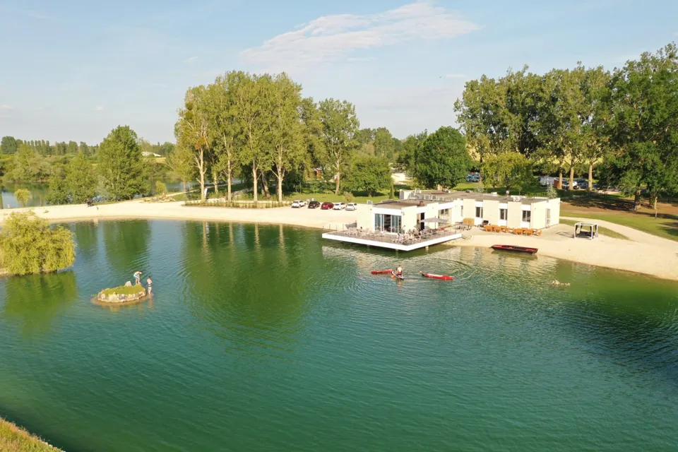 La terrasse sur pilotis au-dessus de l'étang, accessible depuis la chambre.