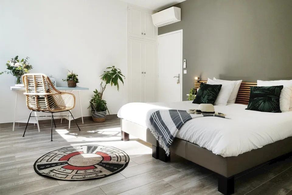 Une chambre lumineuse, avec son grand lit.