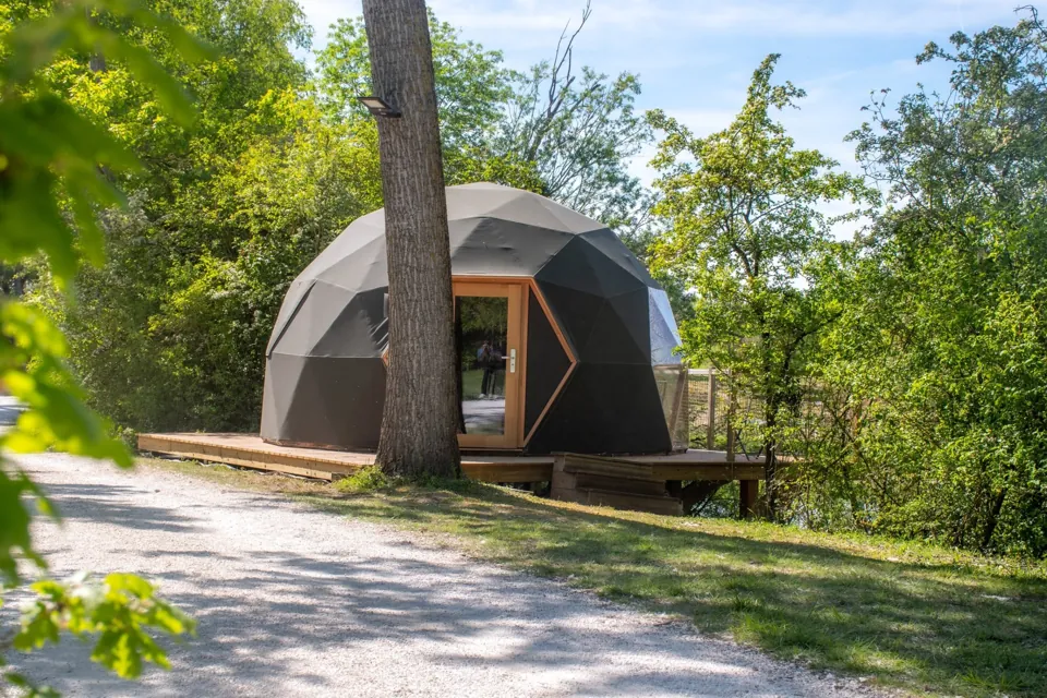 Le Dôme Cocooning et sa terrasse, accessible par un chemin privatif.