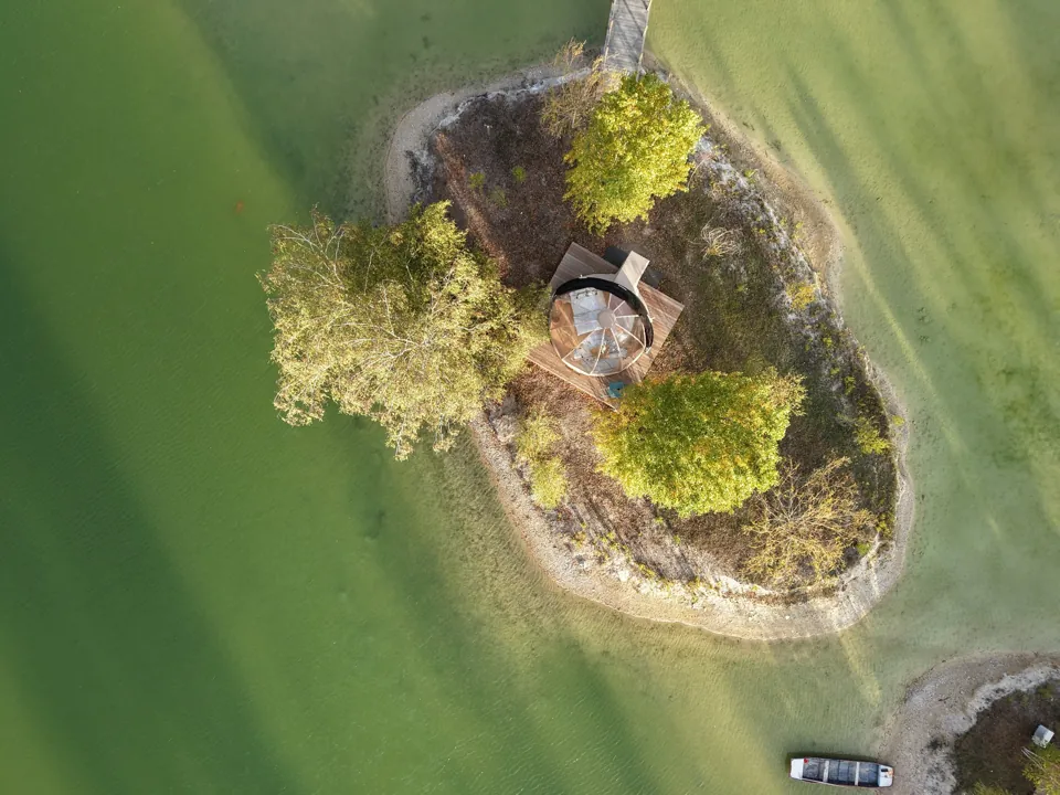 Le Dôme Étoilé sur son île privée, vu du ciel.