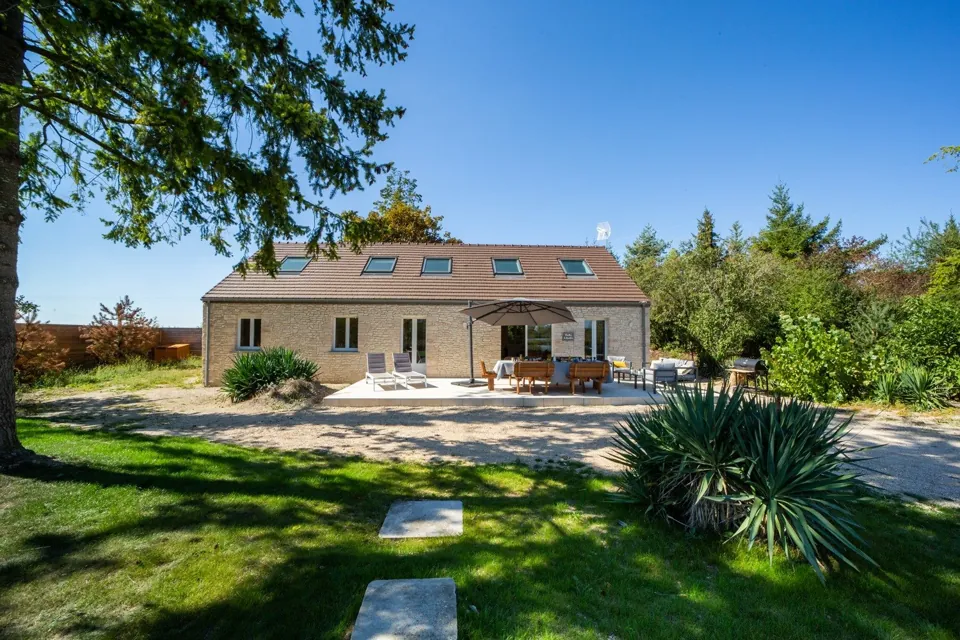 La Villa Roselière et sa grande terrasse, au calme du domaine.