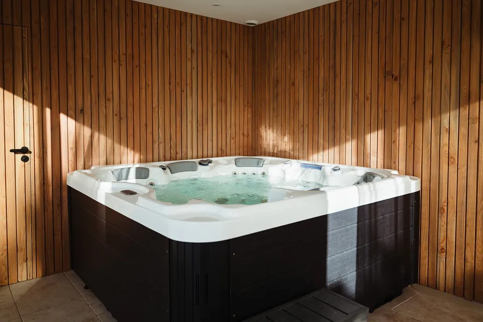L'espace bien-être et son spa jacuzzi à remous.
