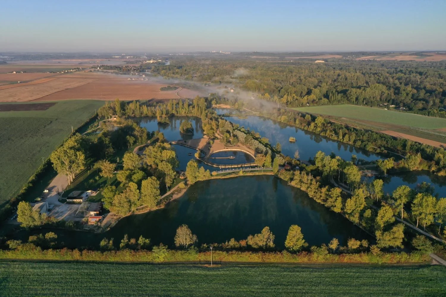 Les plans d’eau et le parc boisé du domaine vus du ciel